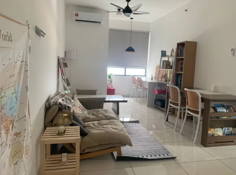 Living features: 3-seater fabric sofa in beige, wooden side table, area rug with geometric pattern, wall-mounted air conditioning unit, ceiling fan with light, pendant lamp, large window with roller blinds, study desk with chair, wooden bookshelf, dining table with 4 chairs, decorative wall map, ceramic plant pot; style: modern.