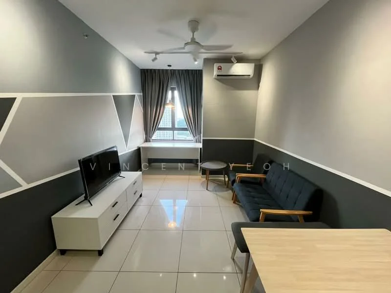 Living features: grey painted walls, white accent wall with geometric pattern, white tiled flooring, 5-blade ceiling fan, wall-mounted air conditioning unit, large window with city view, curtains, sofa with fabric upholstery in dark blue, wooden coffee table, TV console in white, wall-mounted TV, two wooden armchairs; style: modern; view: city.
