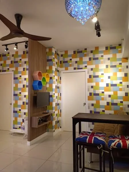 Living features: multi-colored geometric accent wall, white painted walls, glossy tile flooring, ceiling fan, recessed LED downlights, honeycomb wall decor, wall-mounted TV, wooden TV console, bar table with stools, decorative chandelier; style: modern.