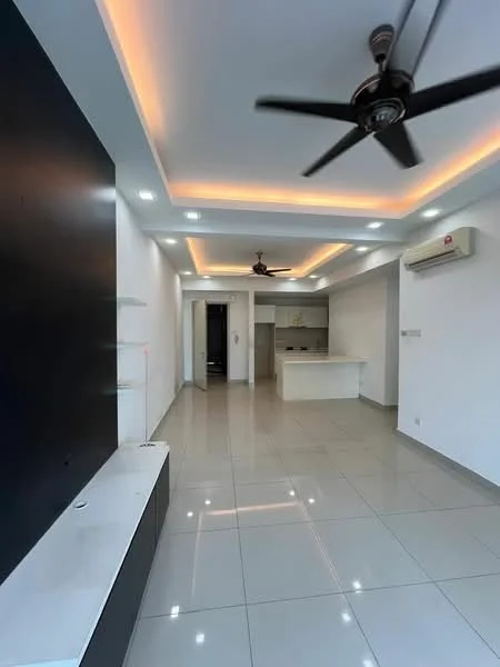 Living features: white painted walls, glossy ceramic tile flooring, tray ceiling with recessed lighting, 2 ceiling fans, wall-mounted TV console, open kitchen layout, air conditioning unit, neutral color scheme; style: modern.