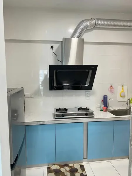 Kitchen features: stainless-steel range hood, built-in oven, 4-burner gas hob, single-bowl stainless-steel sink, chrome pull-down faucet, blue cabinetry, white tiled backsplash, white countertop, refrigerator, decorative area rug; style: modern.