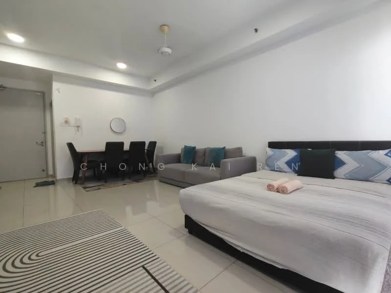 Living features: white painted walls, polished tile flooring, 5-blade ceiling fan with light, sofa in grey fabric, dining table for 6, round mirror on wall, decorative towels on bed, area rug with geometric pattern; style: modern.