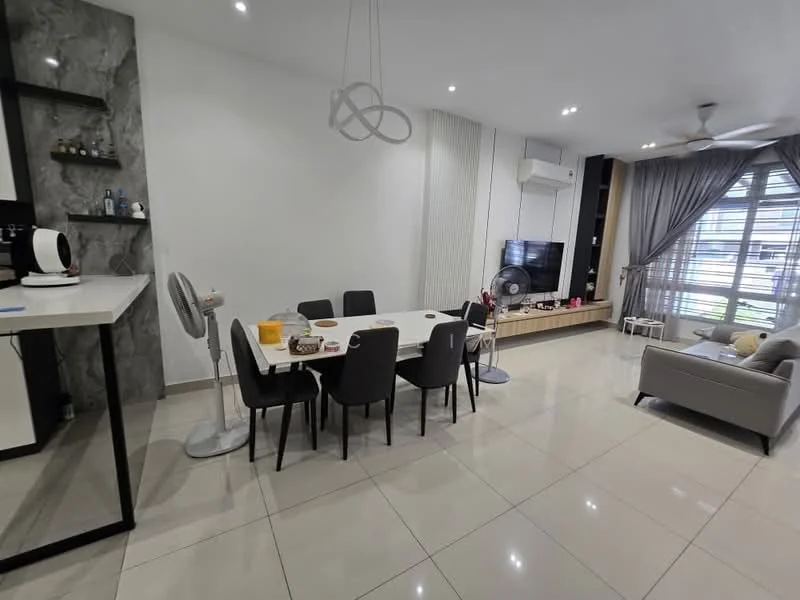 Living features: white painted walls, grey accent wall, polished ceramic tile flooring, 5-blade ceiling fan with light, recessed LED downlights, large windows with sheer curtains, TV console, wall-mounted TV, sofa in light grey fabric, dining table with 6 chairs, decorative wall shelving, air conditioning unit; style: modern; view: garden.