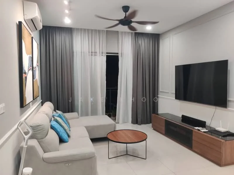 Living features: 3-seater fabric sofa in light grey, blue decorative cushions, round wooden coffee table, wall-mounted flat-screen TV, TV console in wood finish, floor-to-ceiling windows, sheer curtains, blackout curtains, recessed LED downlights, ceiling fan with light, air conditioning unit; style: modern.