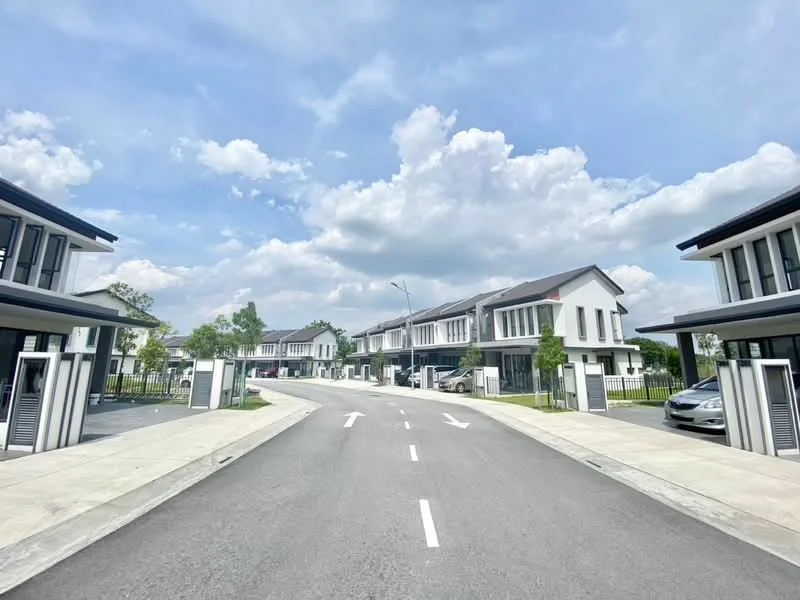 Exterior type: linked terrace house; features: modern facade with white painted walls, two-storey buildings, sliding glass doors, large windows, manicured lawns, paved driveway, street lighting, surrounded by greenery, clear blue sky, cloudy weather, open road, parking spaces; style: modern.