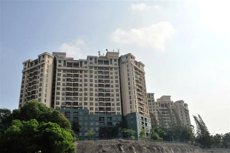 Exterior type: high-rise condominium; features: glass curtain wall, cream painted facade, recessed balconies, multiple storeys, surrounded by greenery, visible rooftop amenities; style: modern.