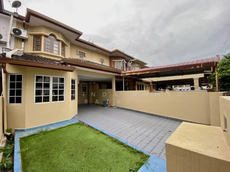 Exterior type: semi-detached house; features: cream painted facade, flat roof, single-storey, manicured lawn, paved walkway, car porch with awning, windows with grid pattern, covered outdoor area, surrounded by greenery; style: modern.