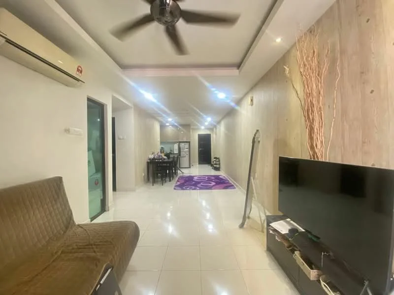 Living features: white painted walls, polished ceramic tile flooring, 5-blade ceiling fan with light, sofa in brown leather, TV console, wall-mounted TV, decorative branches in vase, area rug with geometric pattern, dining table with chairs visible in background, kitchen area visible in background; style: modern.