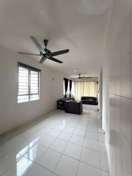 Living features: white painted walls, glossy ceramic tile flooring, 5-blade ceiling fan, 2 ceiling fans, large windows with horizontal slats, sofa in dark color, curtains in light color, natural light from windows; style: modern.