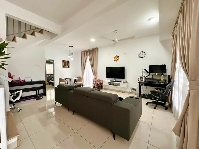 Living features: 3-seater fabric sofa in grey, wall-mounted TV, TV console, ceiling fan, recessed downlights, large windows with sheer curtains, light-coloured walls, tile flooring, decorative wall clock, computer desk with monitor, dining table with chairs, staircase leading to upper floor; style: modern.