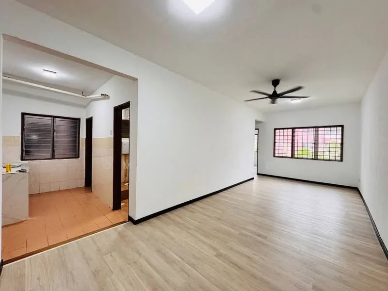 Iris Apartment, Saujana Utama — view 1 of 5 in Persiaran Saujana 4 Persiaran Saujana 4 — for Sale