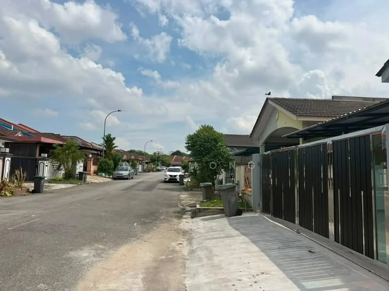 Exterior type: linked terrace house; features: residential street view, paved road, sidewalk, street lighting, manicured lawns, driveways, single-storey houses, fenced properties; style: modern.