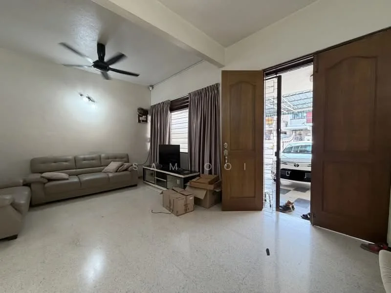 Living features: 3-seater leather sofa in light grey, ceiling fan, wall-mounted TV, light-colored walls, polished floor tiles, curtains in beige, double wooden doors, large window with blinds, decorative wall sconce; style: modern; view: street.
