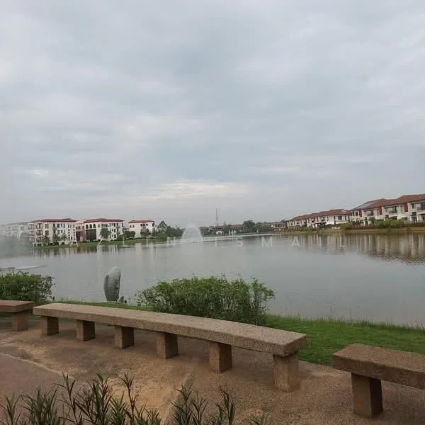 Exterior type: linked terrace house; features: manicured lawn, waterfront view, fountain in lake, surrounding residential buildings, paved walkway, landscaped garden; style: modern.