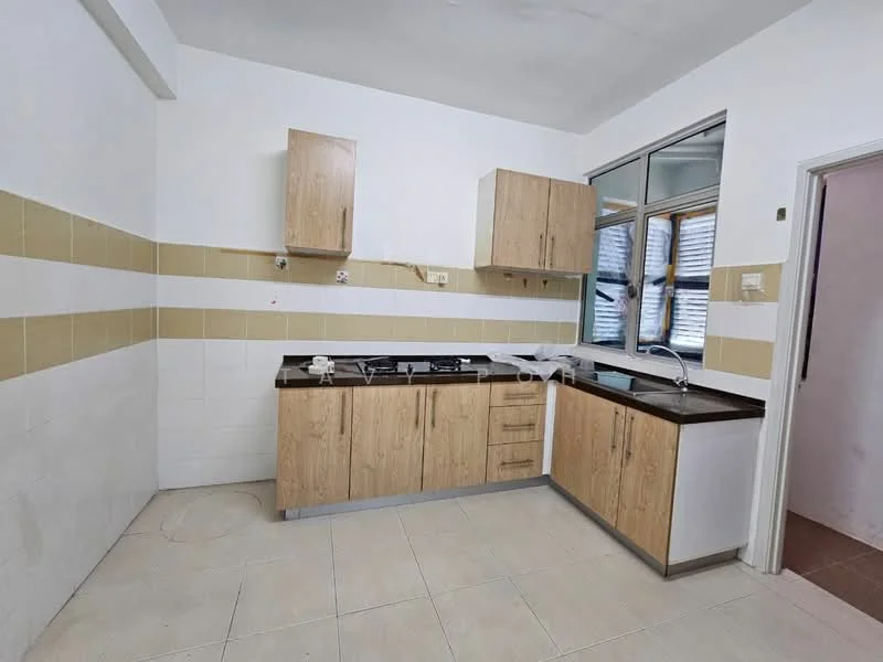 Kitchen features: laminate cabinetry in light wood finish, black granite countertop, stainless-steel sink, chrome pull-down faucet, 4-burner gas hob, white tiled backsplash, white tiled walls, cream tiled flooring, window with blinds, under-cabinet lighting; style: modern.
