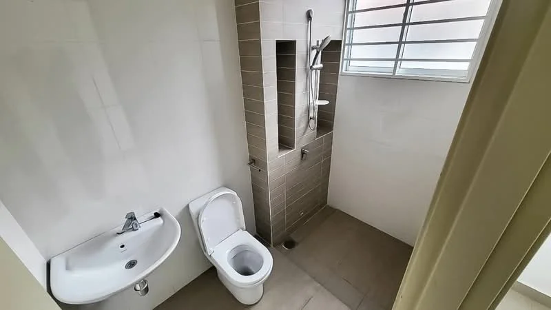Bathroom features: white ceramic toilet, single-sink vanity with chrome faucet, shower area with wall-mounted shower head, tile cladding on walls, grey floor tiles, window for natural light, built-in shower niche; style: modern.