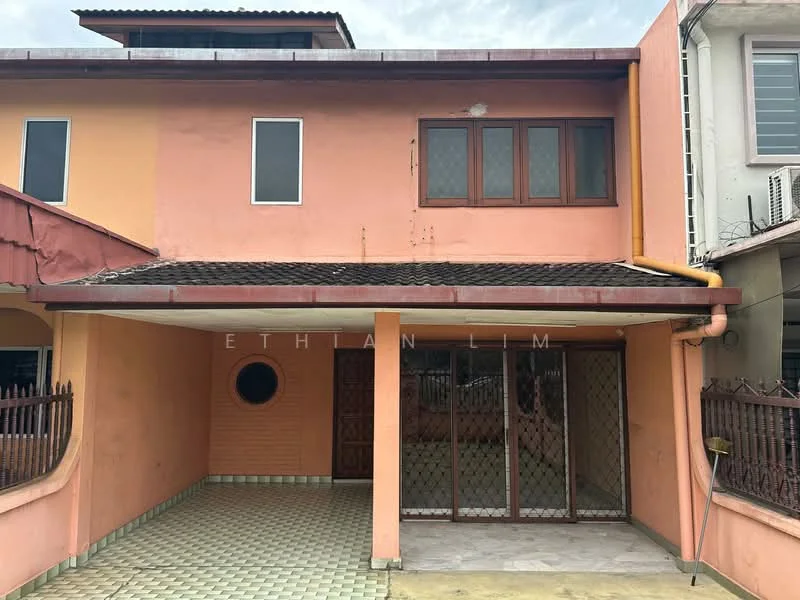 Exterior type: linked terrace house; features: pink painted facade, brown wooden windows, metal grilles on windows and doors, flat roof, paved driveway, porch area, decorative circular window, tile flooring in porch area; style: traditional.