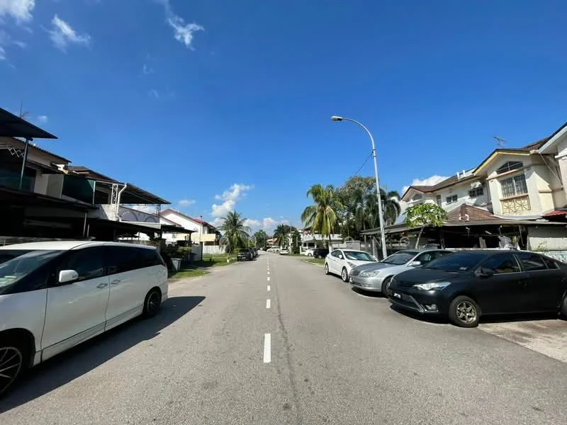 Exterior type: linked terrace house; features: two-storey linked terrace houses, paved road, street lighting, palm trees, manicured lawns, driveways, residential area, clear blue sky; style: modern.
