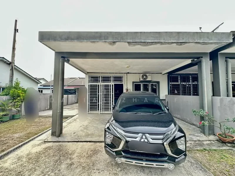 Exterior type: linked terrace house; features: concrete facade, flat roof, car porch with awning, manicured lawn, paved driveway, front entrance with sliding glass door, window grilles, outdoor plants, single-storey, surrounded by residential area; style: modern.