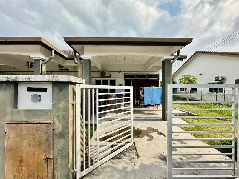 Exterior type: semi-detached house; features: white painted facade, flat roof, single-storey, manicured lawn, paved walkway, metal gate, outdoor air conditioning units, covered porch, driveway, fence surrounding property; style: modern.