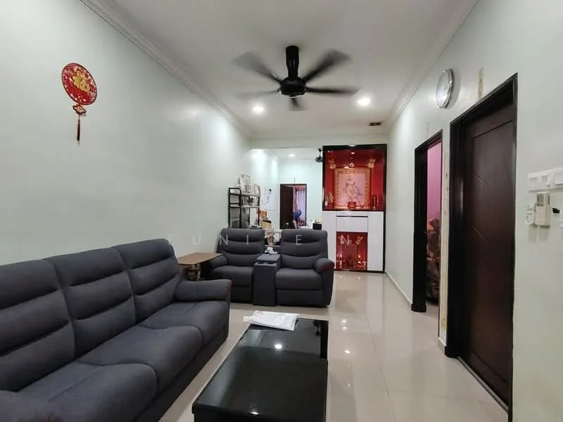 Living features: grey fabric 3-seater sofa, grey fabric armchair, black coffee table, white walls, recessed ceiling lights, 5-blade ceiling fan, tile flooring, wall clock, decorative wall art, open space layout; style: modern.