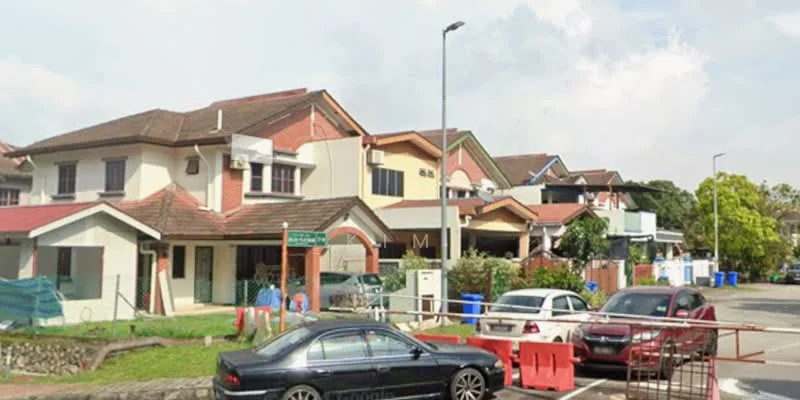 Exterior type: linked terrace house; features: two-storey houses, red tiled roofs, cream painted facade, green accents on some houses, driveway with parked cars, manicured lawns, street lighting, sidewalks, surrounded by residential area, visible fencing, road signage; style: modern.