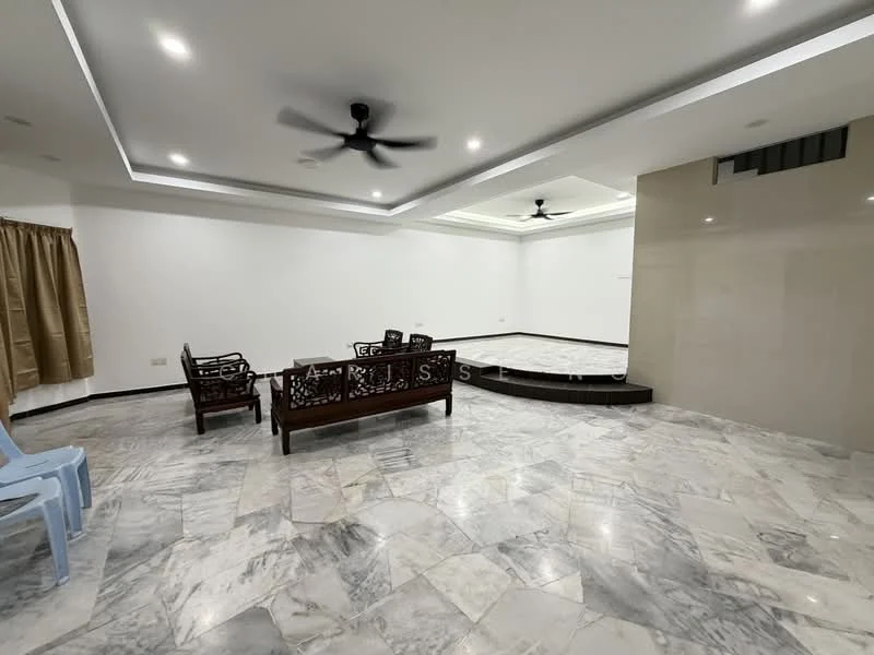 Living features: marble flooring, white painted walls, tray ceiling, recessed downlights, 2 ceiling fans, wooden sofa set, wooden coffee table, curtains, step-up platform, open layout; style: modern.