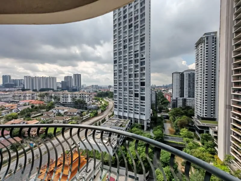 Room style: modern; view: city.
