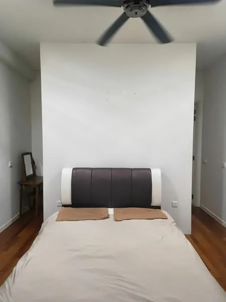 Bedroom features: queen-size bed, upholstered headboard, wooden flooring, 5-blade ceiling fan, white painted walls, nightstand, decorative mirror, brown bedspread; style: modern.