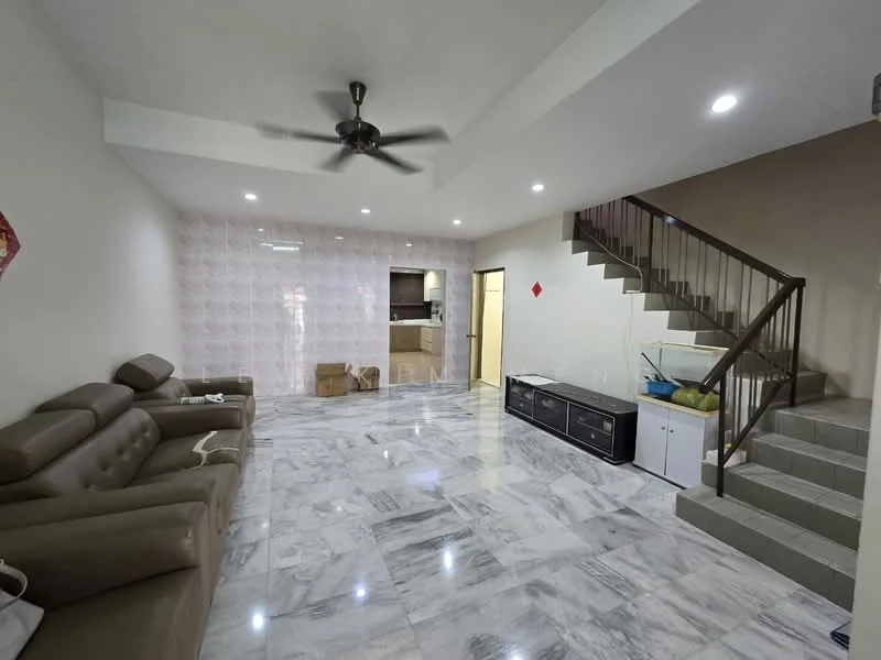 Living features: marble flooring, white painted walls, 5-blade ceiling fan with light, sofa in beige, coffee table, TV console, wall-mounted TV, staircase with metal railing, decorative wall with patterned wallpaper, open layout to kitchen area; style: modern.