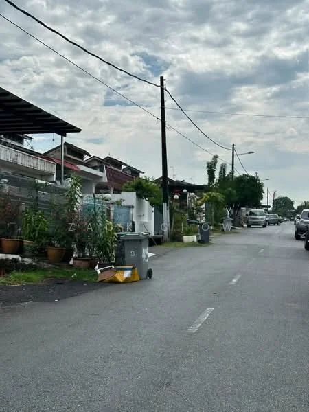 Exterior type: linked terrace house; features: paved road, street lighting, utility poles, greenery along the roadside, garbage bins, residential houses, driveways, parked vehicles; style: modern.