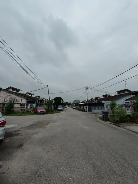 Exterior type: linked terrace house; features: residential street view, two-storey linked terrace houses, paved road, overhead power lines, sidewalks, front yards with low fences, greenery along the street, cloudy sky; style: modern.