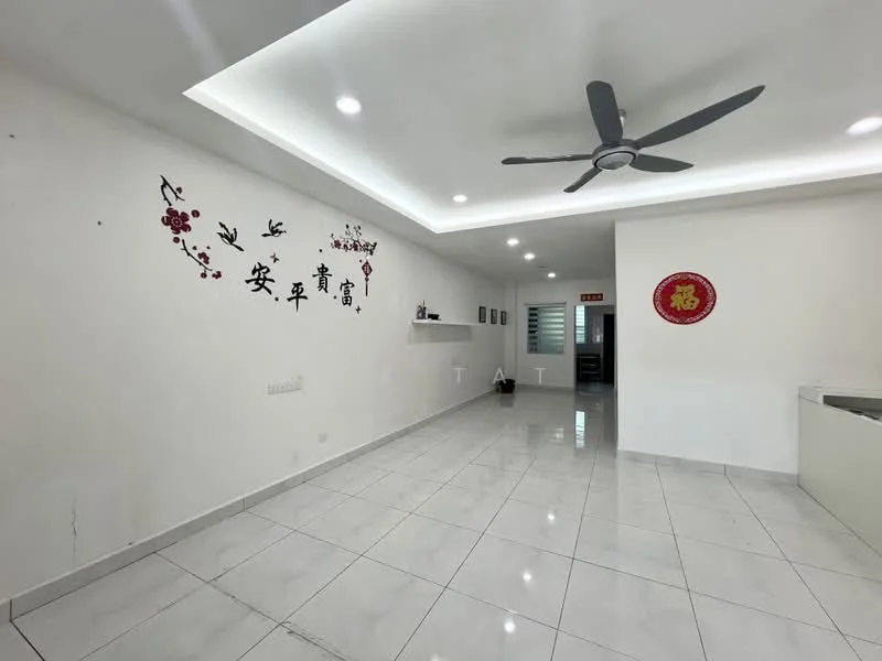 Living features: white painted walls, polished ceramic tile flooring, tray ceiling with recessed lighting, 5-blade ceiling fan, decorative wall decals, open layout, built-in shelving, wall-mounted decorations; style: modern.