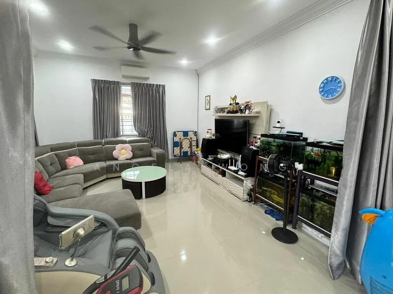 Living features: L-shape sectional sofa in grey, coffee table, wall-mounted TV, TV console, aquarium, floor-to-ceiling windows, curtains, recessed downlights, polished tile flooring, decorative wall clock, wall-mounted shelving, area rug; style: modern.
