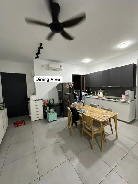 Kitchen features: white cabinets, black countertop, stainless-steel fridge, built-in oven, 4-burner gas hob, single-bowl stainless-steel sink, chrome pull-down faucet, tile flooring, recessed LED downlights, 5-blade ceiling fan, dining table with chairs, open shelving, wall-mounted split AC; style: modern.