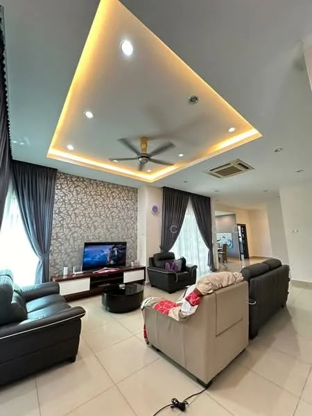 Living features: 5-blade ceiling fan with integrated LED light, recessed downlights, wall-mounted TV, TV console, sofa in grey leather, sofa in beige fabric, decorative wall with stone pattern, white painted walls, cream tiled flooring, floor-to-ceiling windows with sheer curtains, air conditioning unit; style: modern.