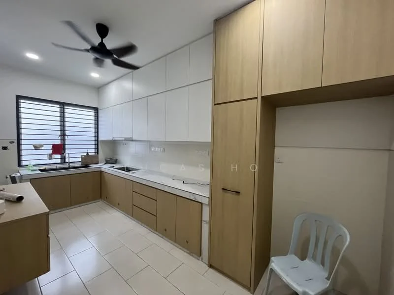 Kitchen features: L-shaped kitchen layout, white upper cabinets, wooden lower cabinets, white quartz countertop, single-bowl stainless-steel sink, chrome pull-down faucet, built-in oven, 4-burner gas hob, exhaust hood, tile backsplash, recessed LED downlights, ceiling fan, window with horizontal slats; style: modern.