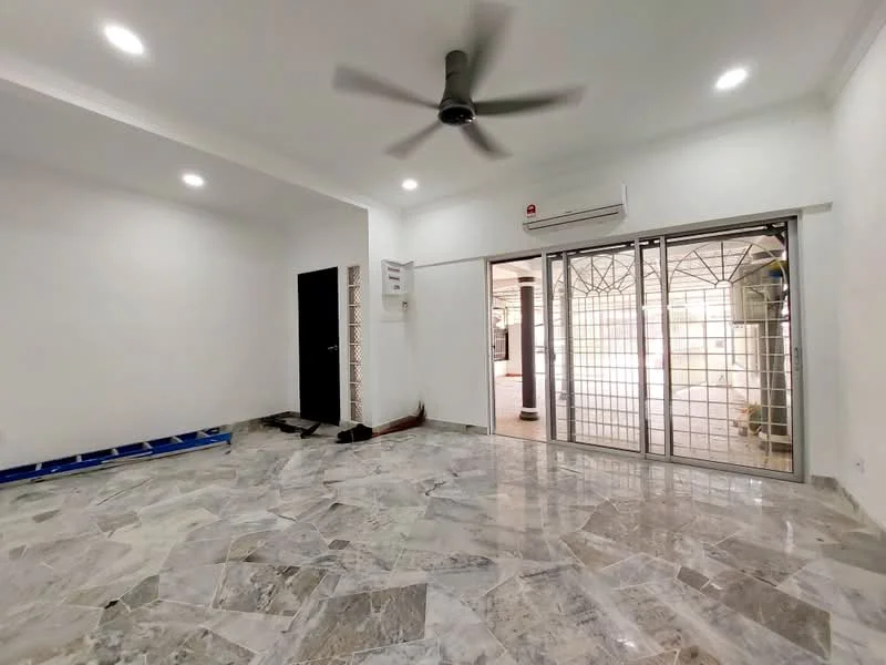 Living features: marble flooring, white painted walls, 5-blade ceiling fan with light, wall-mounted split AC, sliding glass door, security grille door, recessed downlights, open layout, corner wall with decorative tiles; style: modern.