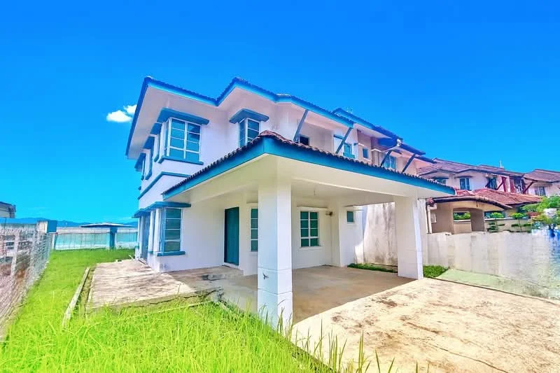Exterior type: detached bungalow; features: white painted facade, flat roof, approximately 2-storey, car porch with awning, manicured lawn, surrounded by greenery, large windows, concrete driveway, fenced perimeter, clear blue sky; style: modern.