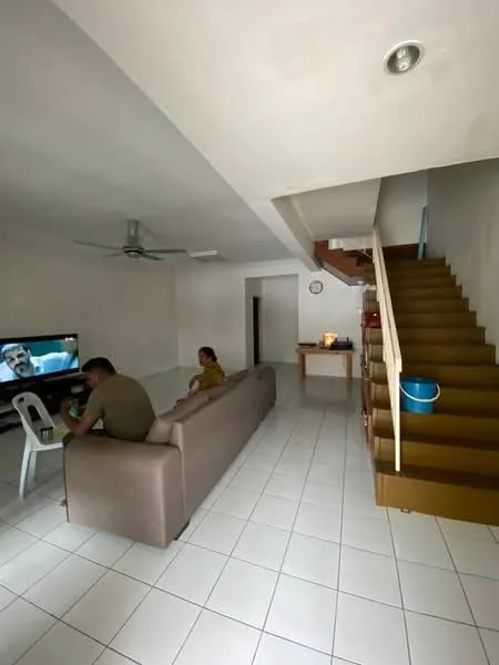 Living features: 3-seater fabric sofa in beige, wall-mounted TV, coffee table, ceiling fan, white painted walls, tile flooring, recessed downlights, staircase leading to upper floor, clock on wall, open layout; style: modern.