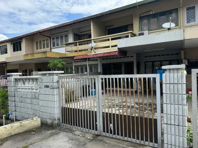 Exterior type: linked terrace house; features: two-storey building, grey painted facade, balcony on the upper floor, metal gate, paved driveway, front garden area, satellite dishes on the roof, manicured lawn, concrete fence, overhanging roof, windows with grilles; style: modern.