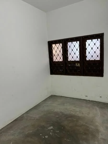 Room features: white painted walls, concrete flooring, wooden window with lattice design, three-window configuration, natural light from windows.
