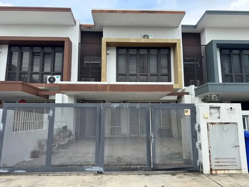 Exterior type: linked terrace house; features: two-storey building, glass sliding doors, horizontal wooden slats on upper level, cream painted facade, grey painted facade, brown painted facade, visible air conditioning units, gated entrance, concrete driveway, manicured front area; style: modern.
