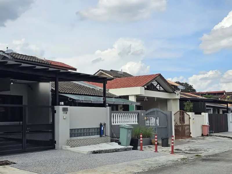 Exterior type: linked terrace house; features: single-storey, red tile roof, white painted facade, grey gate, paved driveway, manicured lawn, surrounded by residential area, visible car porch, decorative fencing, street view, outdoor lighting; style: modern.