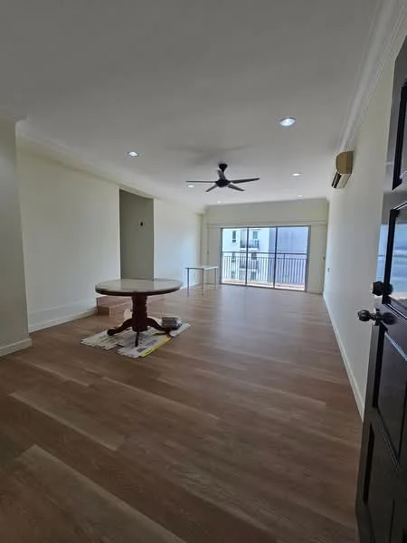 Living features: light wood flooring, white painted walls, ceiling fan, recessed downlights, large sliding glass door, balcony access, round dining table, window with view, air conditioning unit; style: modern; view: city.