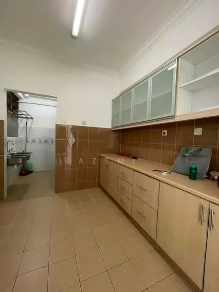 Kitchen features: brown tiled walls, cream cabinetry, glass-front upper cabinets, countertop with storage drawers, tile flooring, single-bowl stainless-steel sink, chrome faucet, wall-mounted shelving, recessed lighting; style: modern.
