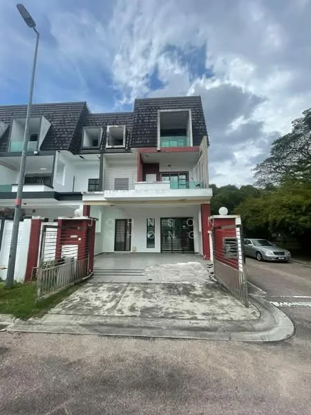 Exterior type: linked terrace house; features: red painted facade, white painted facade, flat roof, two-storey, manicured lawn, paved driveway, balconies on upper floor, glass railing on balcony, car parked in driveway, surrounded by greenery; style: modern.