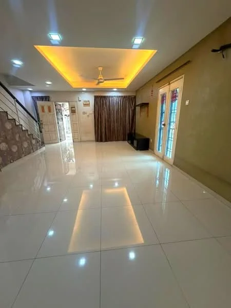 Living features: white glossy floor tiles, cream painted walls, tray ceiling with warm LED lighting, 5-blade ceiling fan, sliding glass doors, curtains in dark brown, wall-mounted TV console, recessed downlights; style: modern.