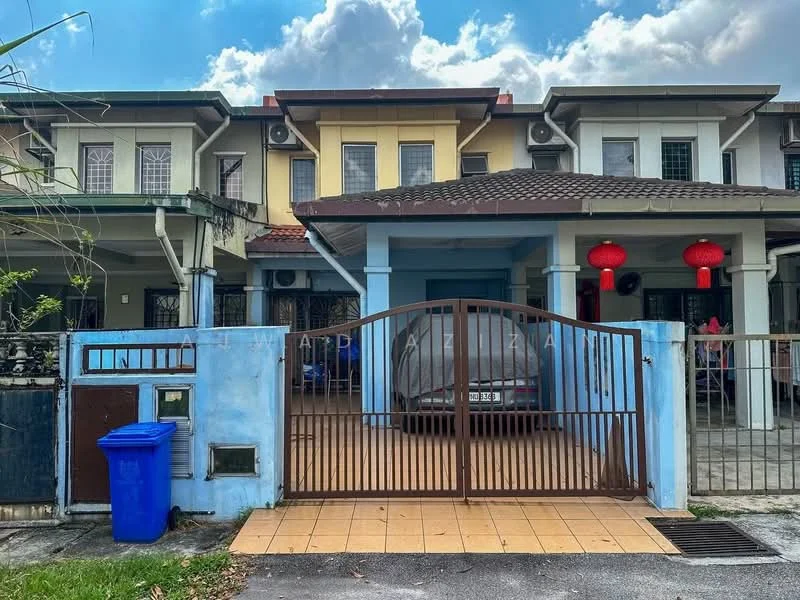 Exterior type: linked terrace house; features: metal gate, paved driveway, car parked in driveway, blue trash bin, cream painted facade, red lanterns hanging, roof with overhang, front porch area, two-storey structure, windows with grills, manicured lawn; style: modern.