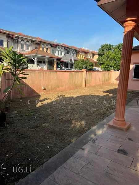 Exterior type: linked terrace house; features: fenced yard, paved walkway, manicured lawn, surrounded by residential buildings, clear blue sky, greenery in background; style: modern.